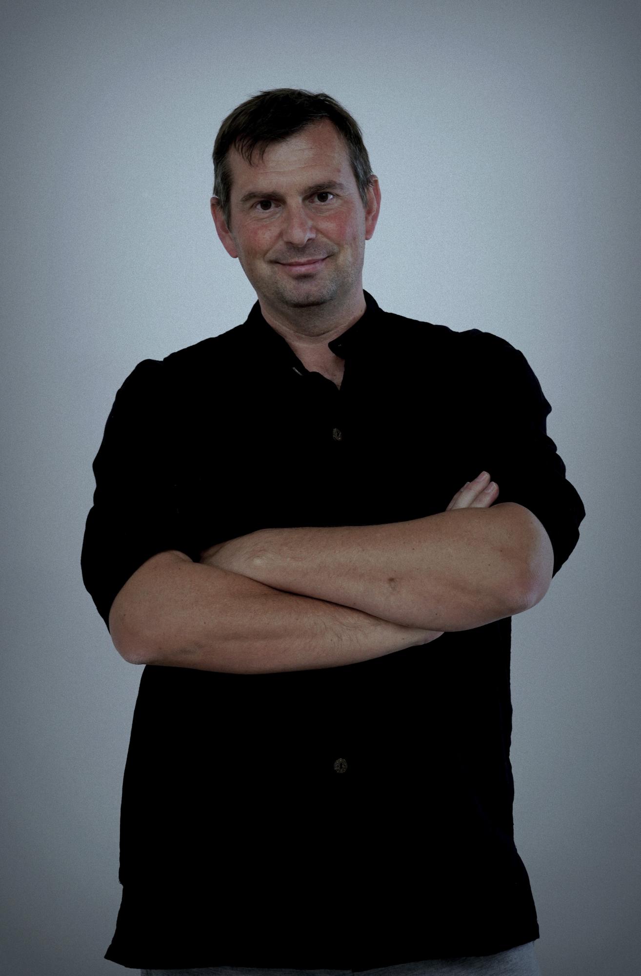 准教授 イーリ・スヒー